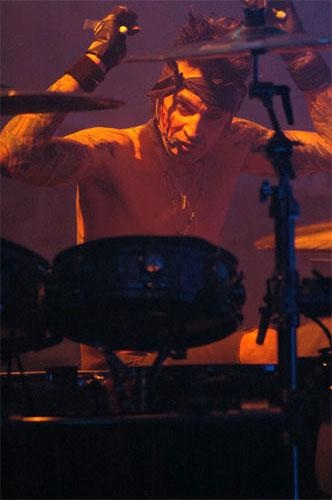 Titten, Bier und Rock'n'Roll: Mötley Crüe wissen, wies geht. – Stöckelschwingel: Tommy Lee.