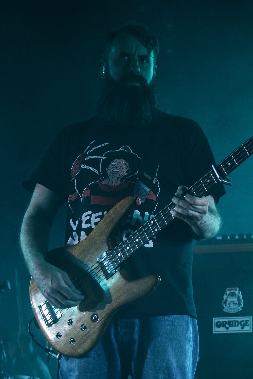 Every Country's Sun: Mogwai live – ohne Drummer Martin Bulloch, dafür mit zwei ebenbürtigen Gastmusikern. – Bass: