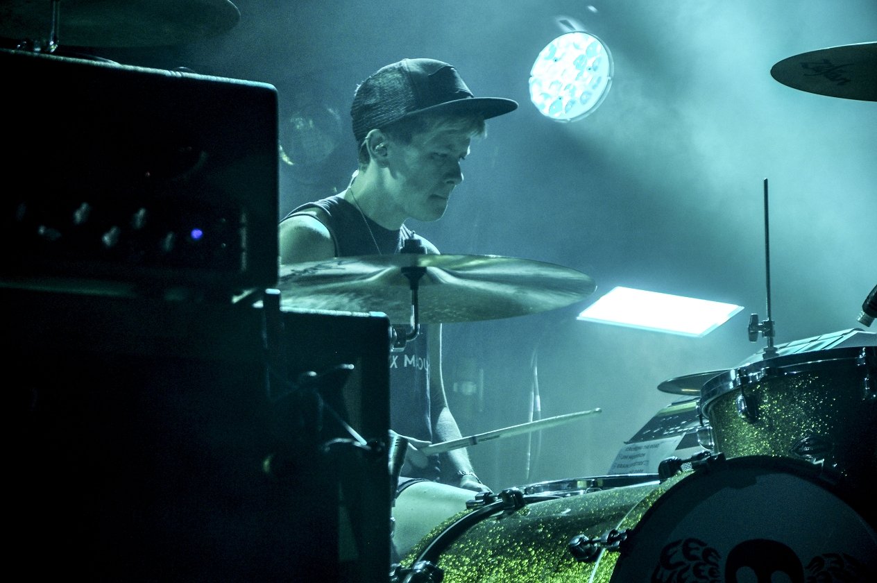 Every Country's Sun: Mogwai live – ohne Drummer Martin Bulloch, dafür mit zwei ebenbürtigen Gastmusikern. – Cat Myers (Honeyblood).