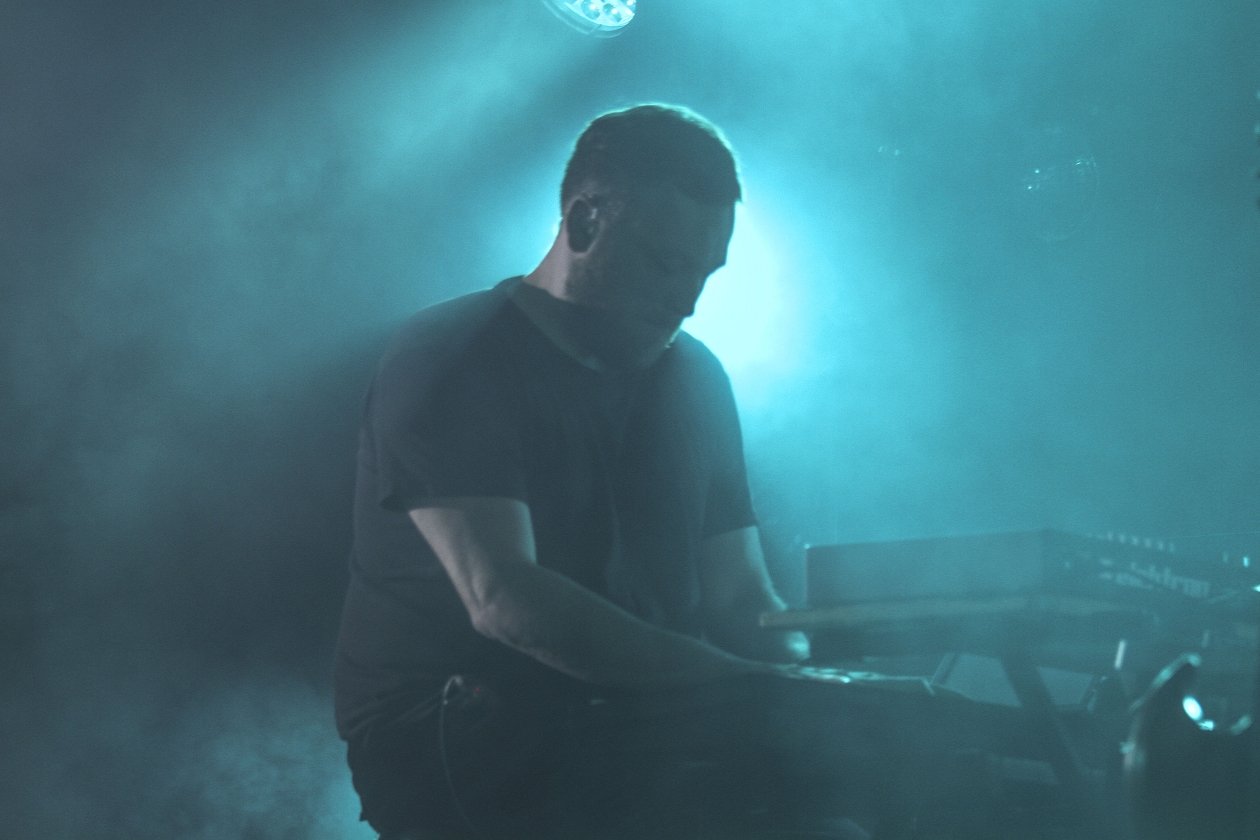 Every Country's Sun: Mogwai live – ohne Drummer Martin Bulloch, dafür mit zwei ebenbürtigen Gastmusikern. – Die Show: