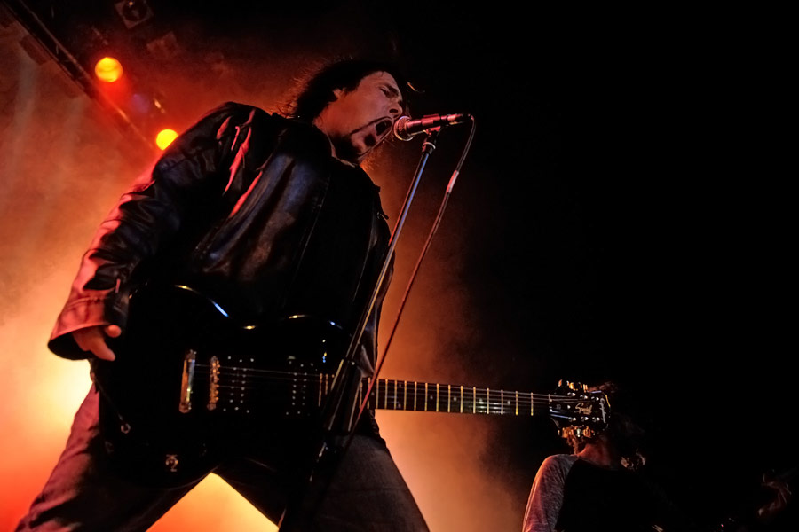 Monster Magnet – Dave Wyndorf und Band live in der Kölner Live Music Hall. – Dave traditionell in Leder.