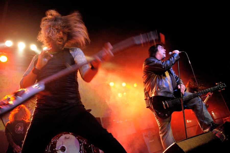 Monster Magnet – Dave Wyndorf und Band live in der Kölner Live Music Hall. – Jim am Bass, Dave am Mic.