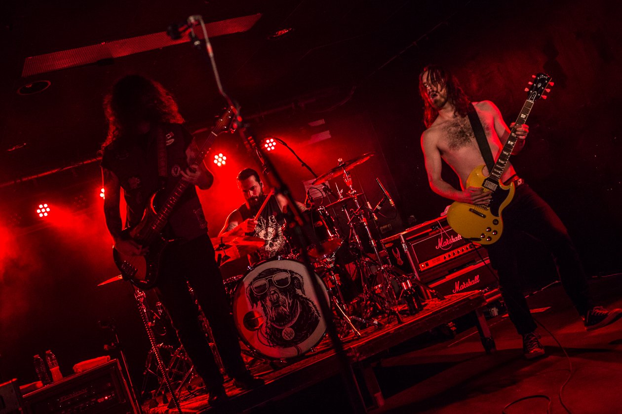 Monster Truck – Die kanadischen Hardrocker live in der Domstadt. – Drummer Steve Kiely im Hintergrund.