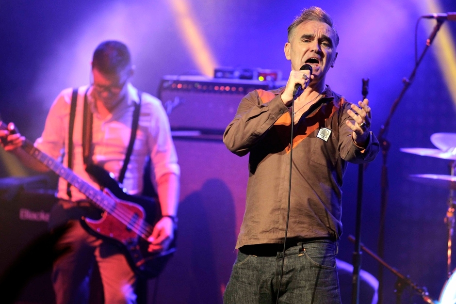 Nach 90 Minuten bricht er das Konzert ab: Morrissey live in Essen. – Auch "How Soon Is Now", "Speedway" und "Meat Is Murder" werden frenetisch bejubelt.