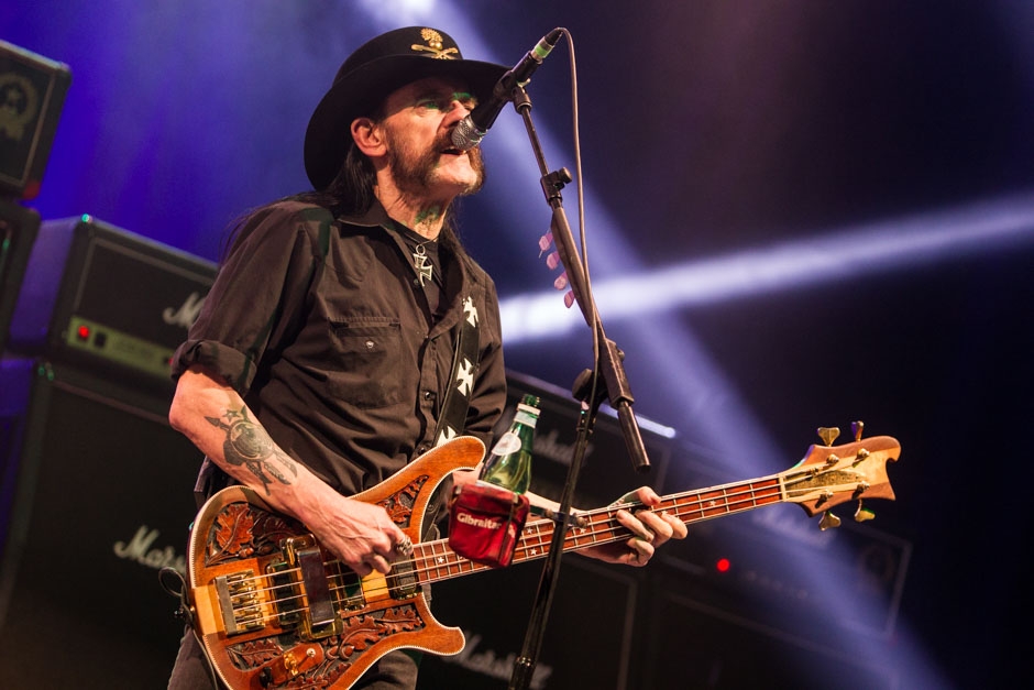 6200 Motörheads headbangen - wenn Herr Kilmister es so will. – Und am Mikro.