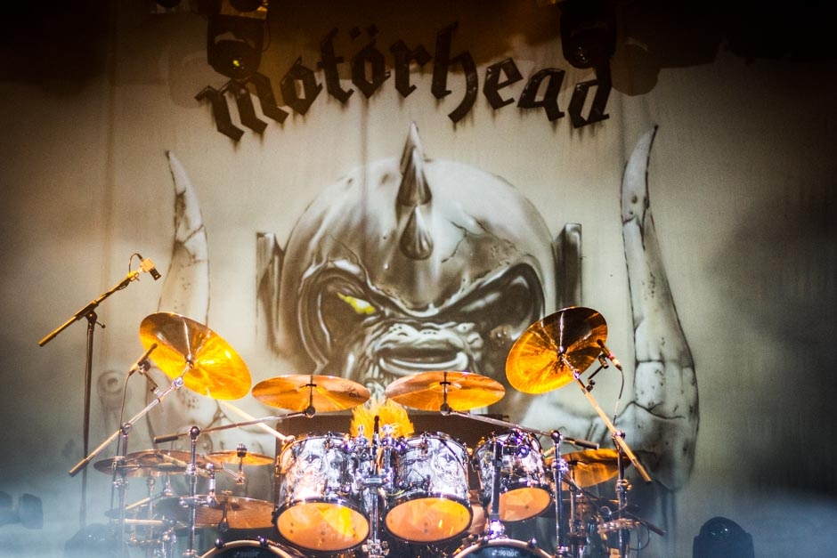 6200 Motörheads headbangen - wenn Herr Kilmister es so will. – Band-Maskottchen Snaggletooth.