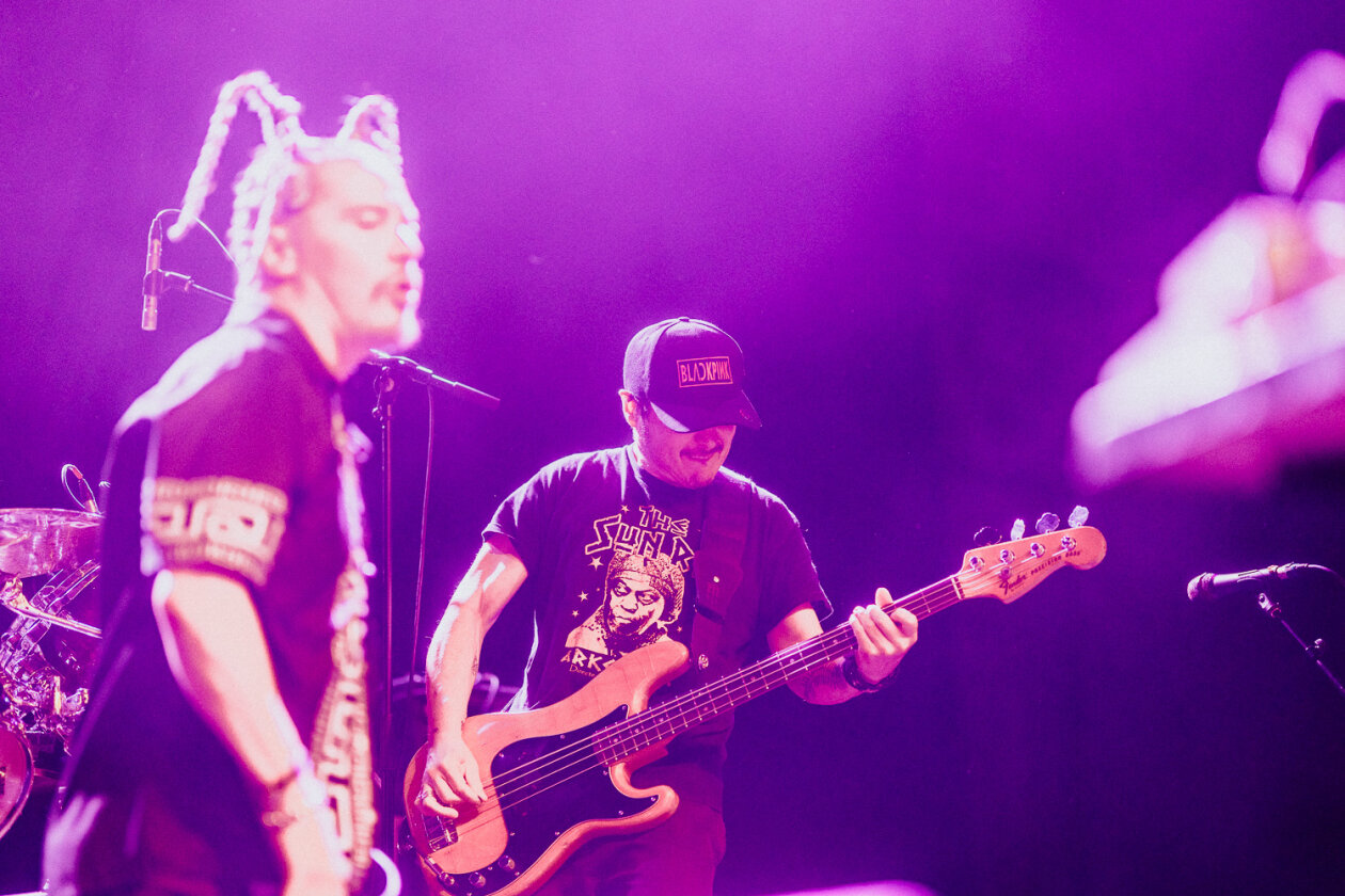 Was für ein Line-up: Mike Patton, Trevor Dunn und Trey Spruance -flankiert von Dave Lombardo und Scott Ian. – Mr. Bungle.