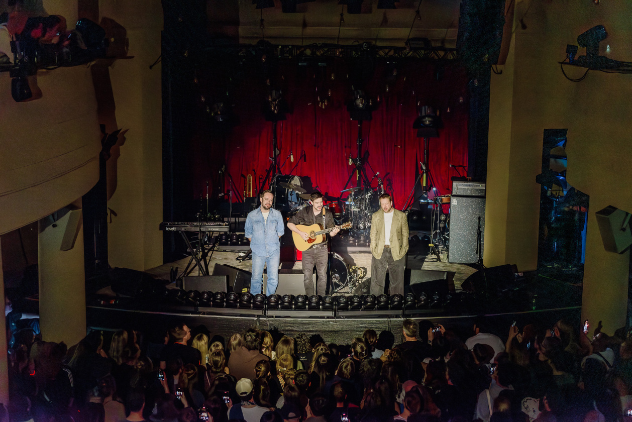 Kurz vor Albumrelease auf Clubtour: intimes Stelldichein der britischen Folkrock-Großmeister. – Mumford & Sons.