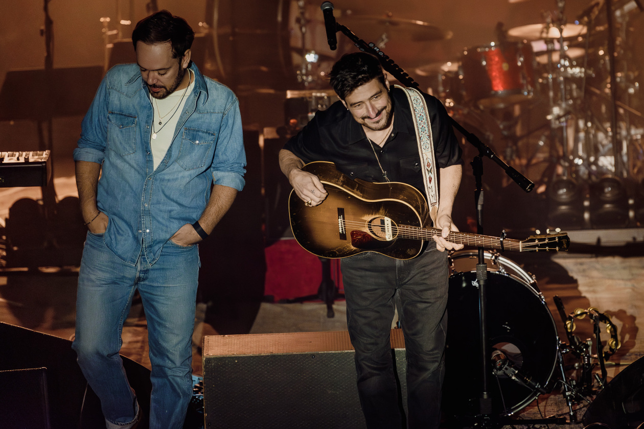 Kurz vor Albumrelease auf Clubtour: intimes Stelldichein der britischen Folkrock-Großmeister. – Mumford & Sons.