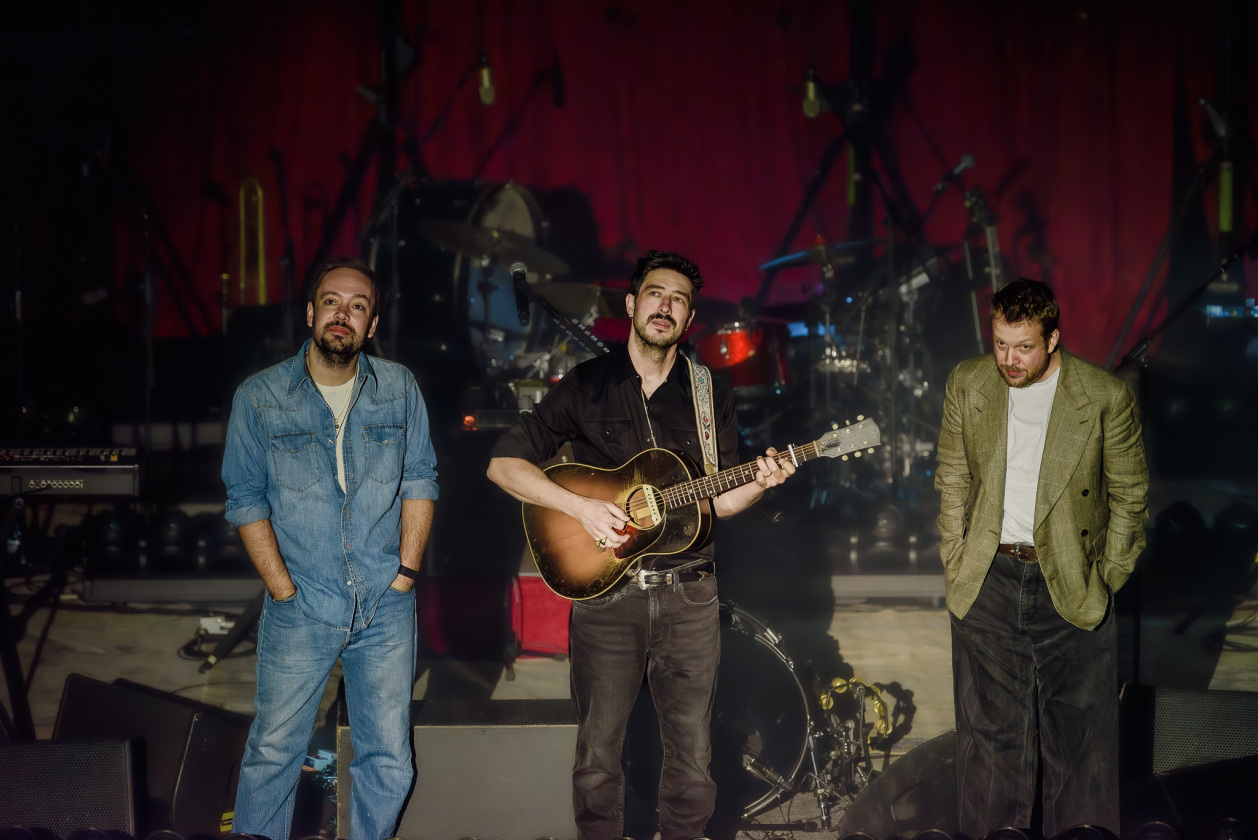 Kurz vor Albumrelease auf Clubtour: intimes Stelldichein der britischen Folkrock-Großmeister. – Mumford & Sons.
