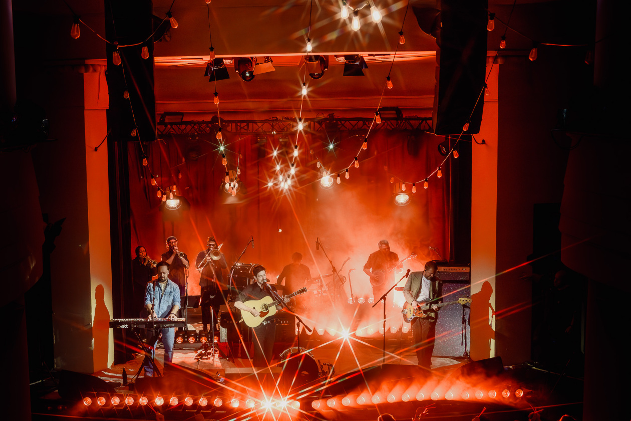 Kurz vor Albumrelease auf Clubtour: intimes Stelldichein der britischen Folkrock-Großmeister. – Mumford & Sons.