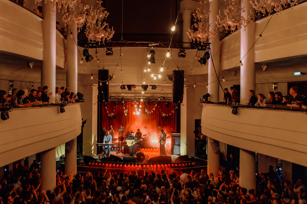 Kurz vor Albumrelease auf Clubtour: intimes Stelldichein der britischen Folkrock-Großmeister. – Mumford & Sons.