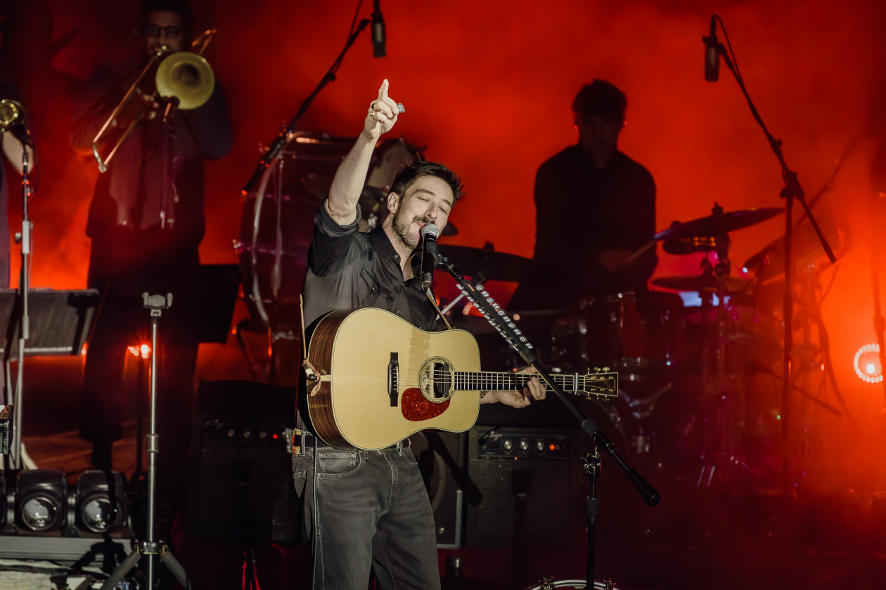 Kurz vor Albumrelease auf Clubtour: intimes Stelldichein der britischen Folkrock-Großmeister. – Mumford & Sons.