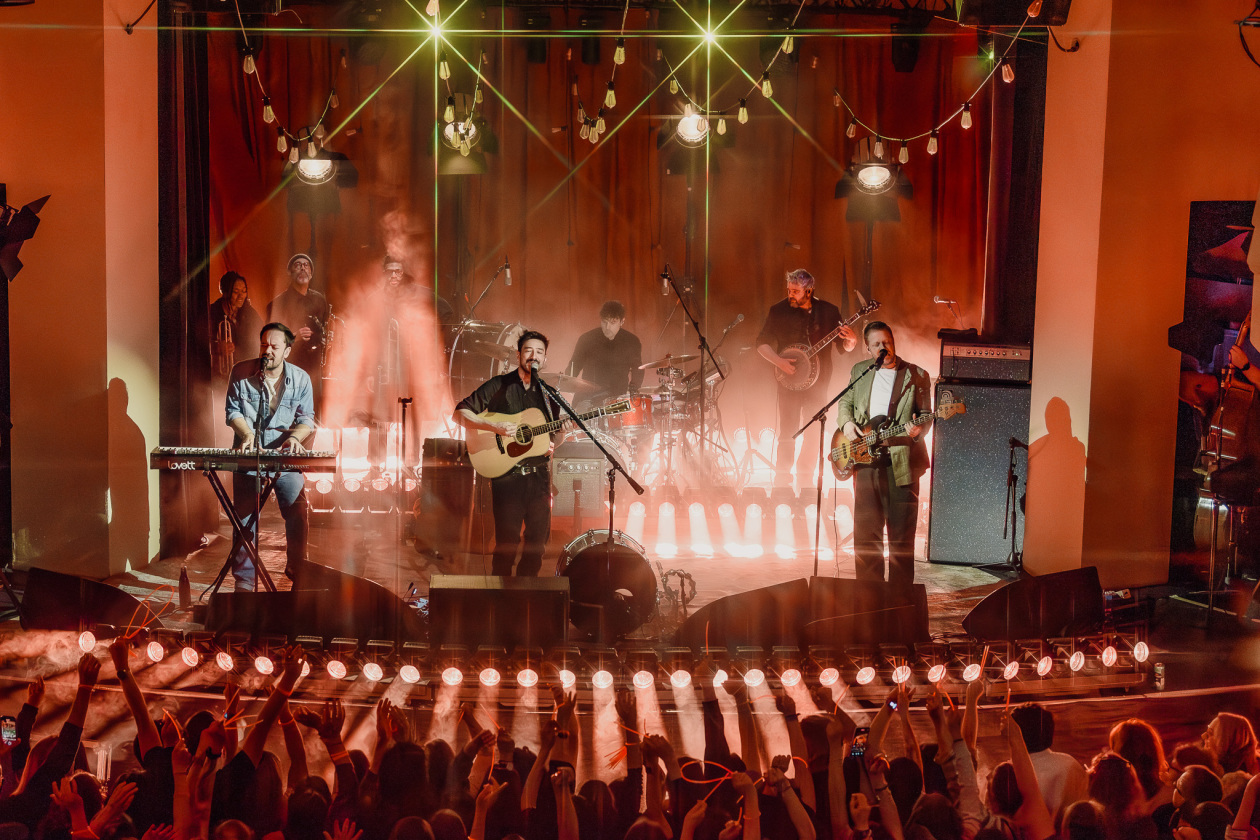 Kurz vor Albumrelease auf Clubtour: intimes Stelldichein der britischen Folkrock-Großmeister. – Mumford & Sons.