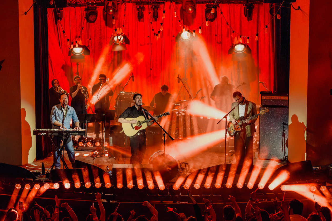 Kurz vor Albumrelease auf Clubtour: intimes Stelldichein der britischen Folkrock-Großmeister. – Mumford & Sons.