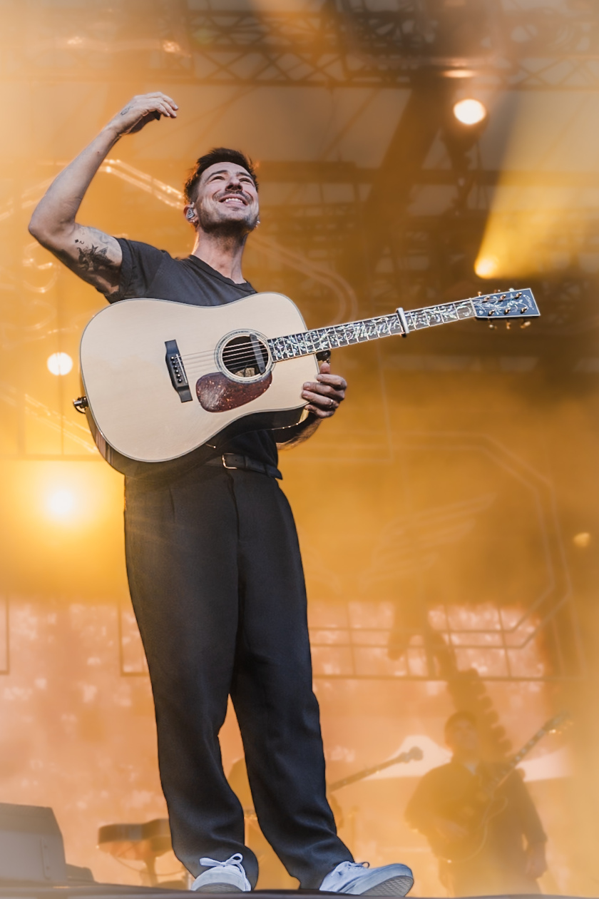 Marcus Mumford  und Band servieren einen Abend zum Wohlfühlen. – Mumford & Sons.