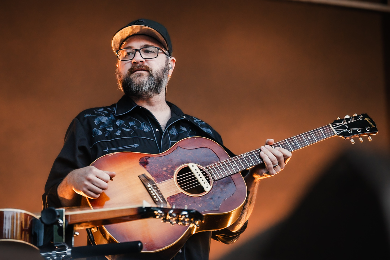 Marcus Mumford  und Band servieren einen Abend zum Wohlfühlen. – Mumford & Sons.