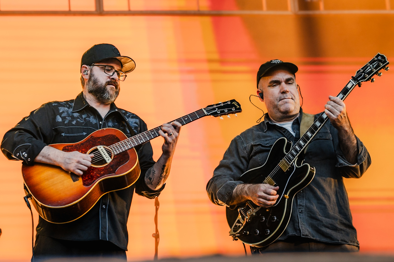 Marcus Mumford  und Band servieren einen Abend zum Wohlfühlen. – Mumford & Sons.