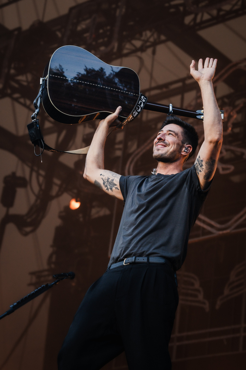 Marcus Mumford  und Band servieren einen Abend zum Wohlfühlen. – Mumford & Sons.