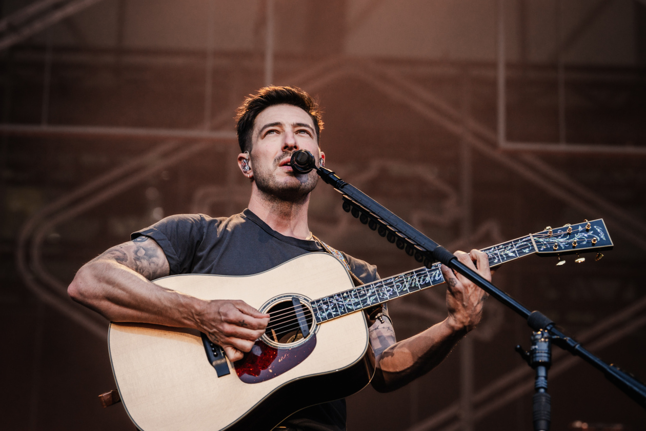 Marcus Mumford  und Band servieren einen Abend zum Wohlfühlen. – Mumford & Sons.