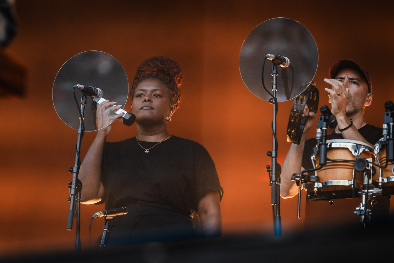 Marcus Mumford  und Band servieren einen Abend zum Wohlfühlen. – Mumford & Sons.