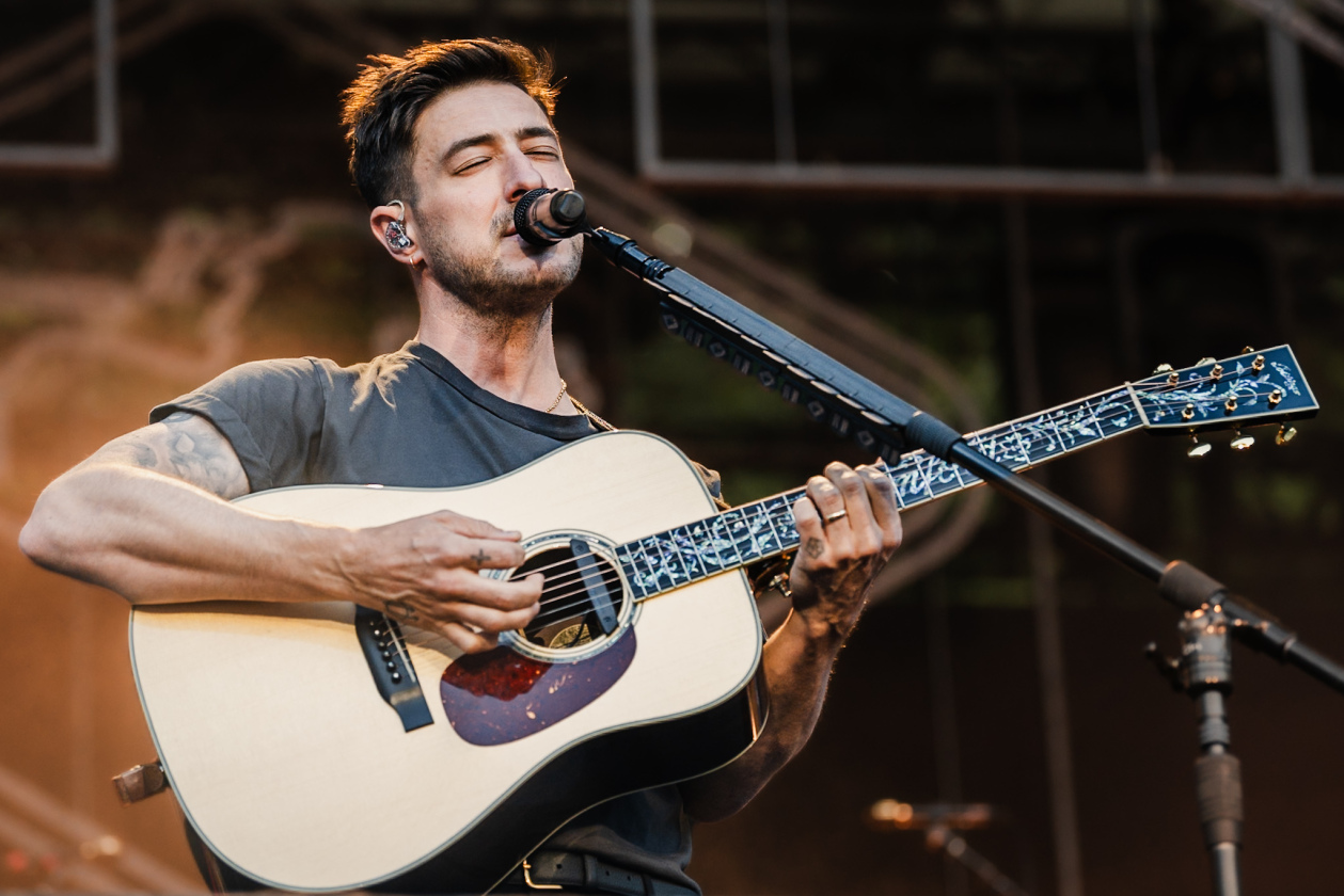 Marcus Mumford  und Band servieren einen Abend zum Wohlfühlen. – Mumford & Sons.