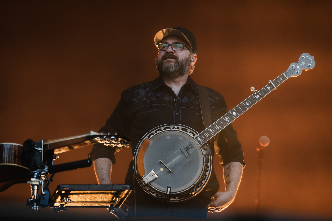 Marcus Mumford  und Band servieren einen Abend zum Wohlfühlen. – Mumford & Sons.
