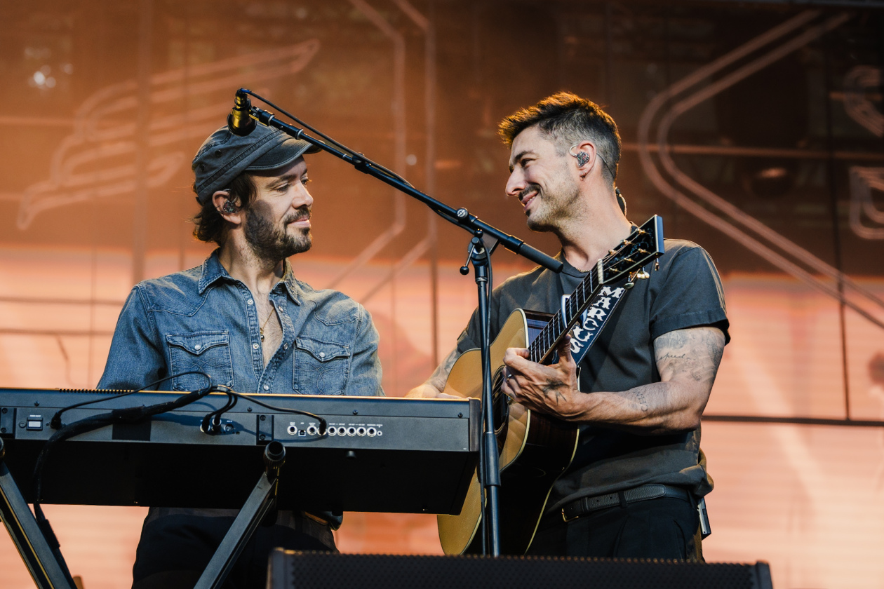 Marcus Mumford  und Band servieren einen Abend zum Wohlfühlen. – Mumford & Sons.