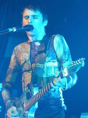 Muse – Die drei Jungs aus Devon - wütend, melancholisch, depressiv und verzweifelt ... – Ganz blau: Matthew Bellamy.