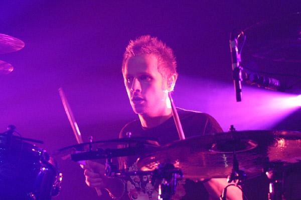 Muse – Die drei Jungs aus Devon - wütend, melancholisch, depressiv und verzweifelt ... – Lila Pause: Chris Wolstenholme.