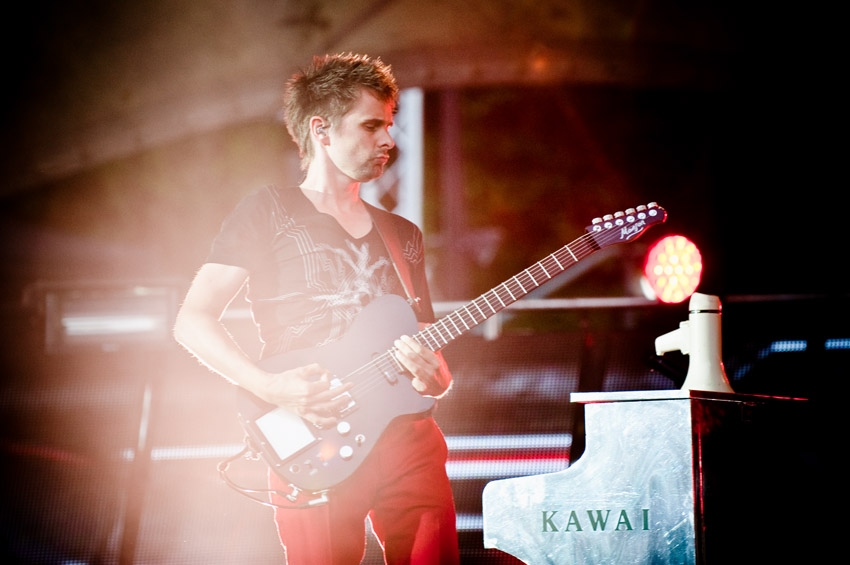 Matthew Bellamy und Kollegen auf der Freilichtbühne. – Muse.