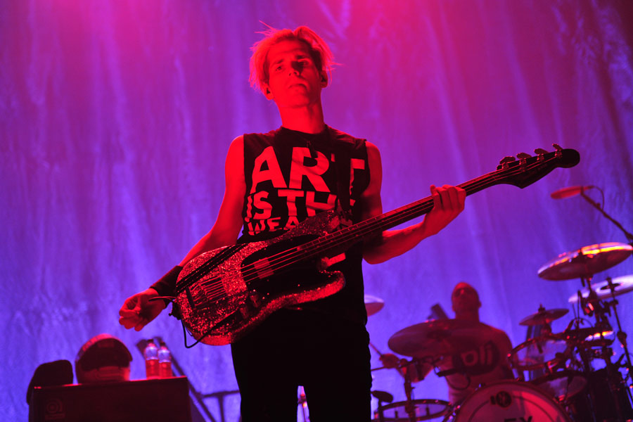 My Chemical Romance – Volle Hütte und textsichere Girls: MCR zelebrieren "Danger Days". – Mikey Way