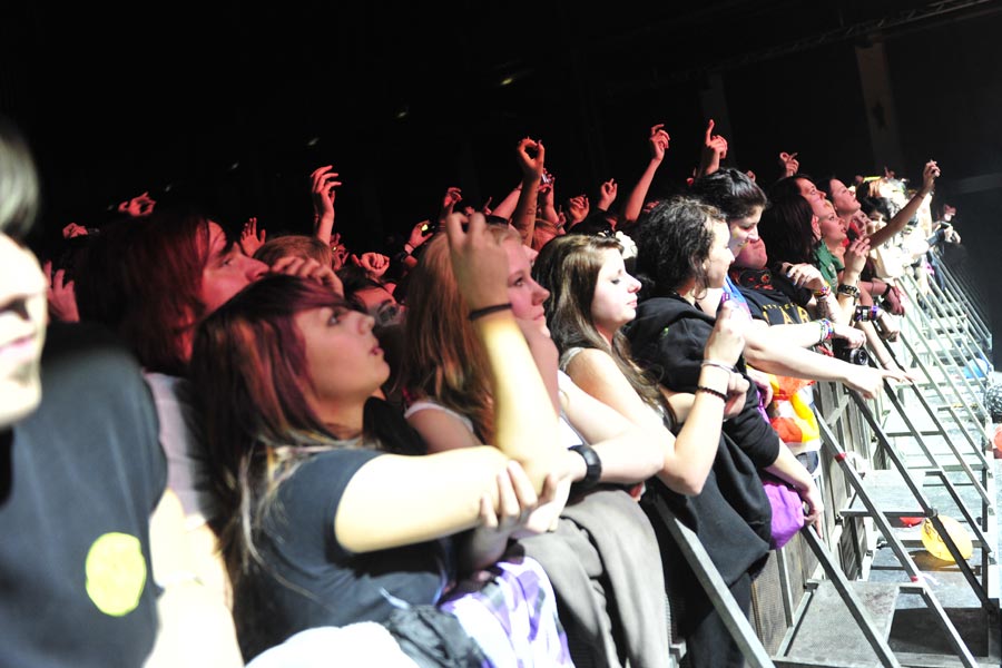 My Chemical Romance – Volle Hütte und textsichere Girls: MCR zelebrieren "Danger Days". – Das Publikum im Palladium: Ziemlich jung und ziemlich textsicher