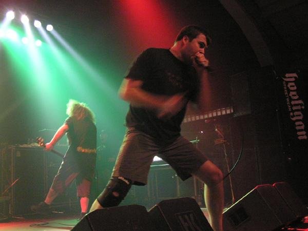 Wenn vier Tier mit Instrumenten über die Bühen rennen, sind es Napalm Death – 