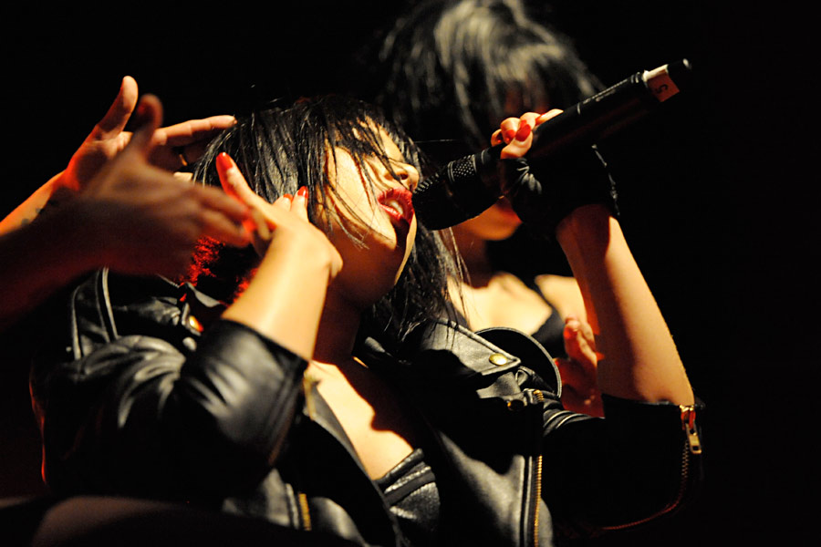 Natalia Kills startet als Support für Robyn in Köln – Natalia und die Tänzerinnen