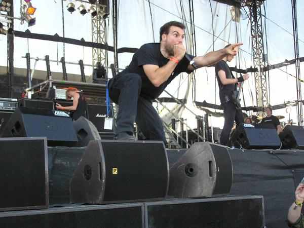 Neaera – Nervige Stimme aber tighte Performance. – 