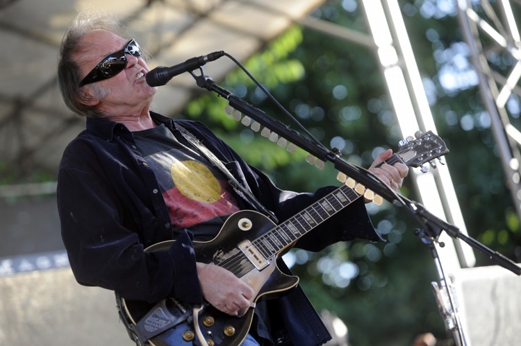 Neil Young – ... schroffen Art in den frischen Juniwind.