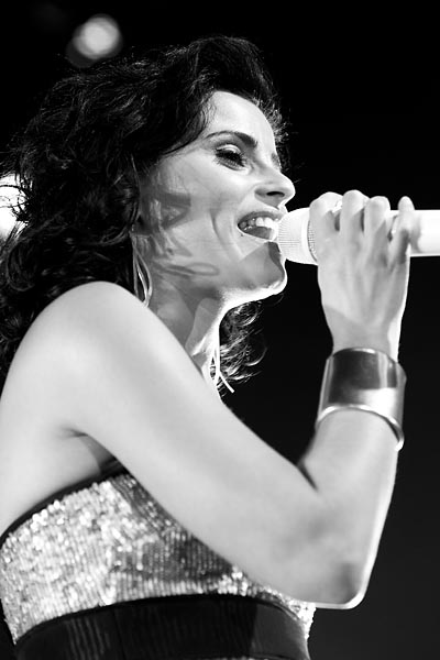 Nelly Furtado – Nelly feiert ihr Hitalbum "Loose" ab und alle kreischen mit. – 