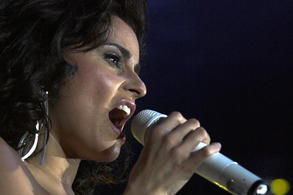 Nelly Furtado – Nelly feiert ihr Hitalbum "Loose" ab und alle kreischen mit. – 