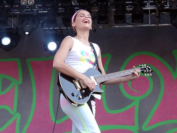 Nelly Furtado auf dem Southside-Festival 2002. – 
