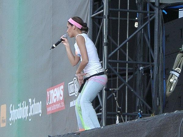Nelly Furtado auf dem Southside-Festival 2002. – 