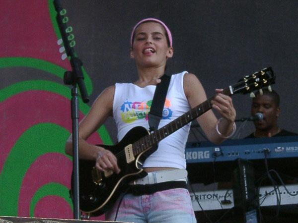 Nelly Furtado auf dem Southside-Festival 2002. – 