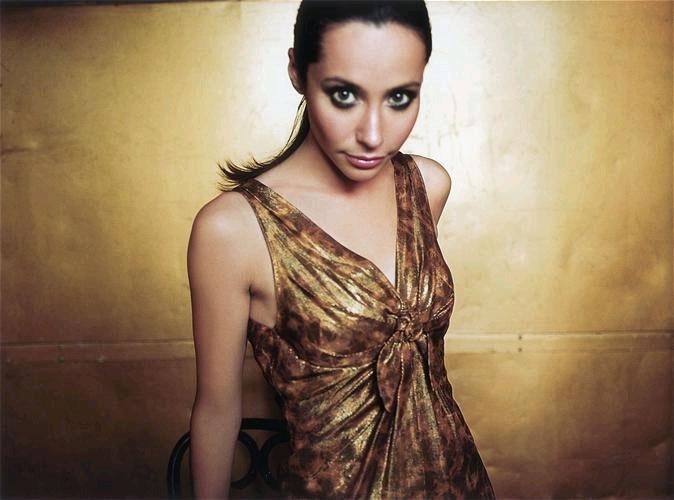 Nerina Pallot sieht nicht nur gut aus, sondern hat auch Grips. – Jetzt hat Nerina alles selbst in der Hand, ...