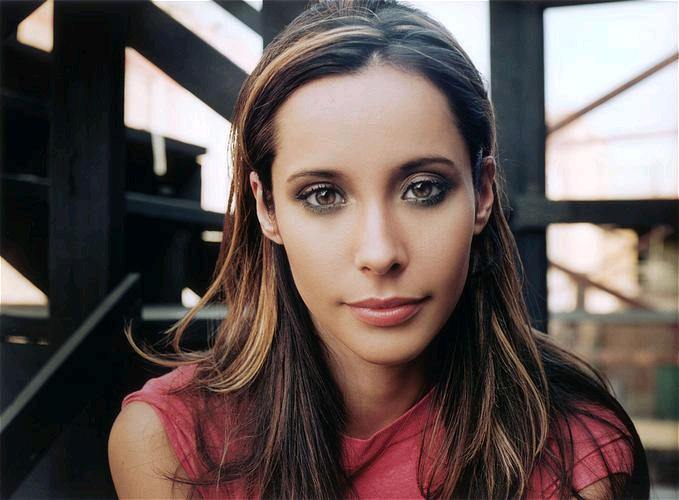 Nerina Pallot sieht nicht nur gut aus, sondern hat auch Grips. – ... die mancher Business-Mann in ihr vermutete.