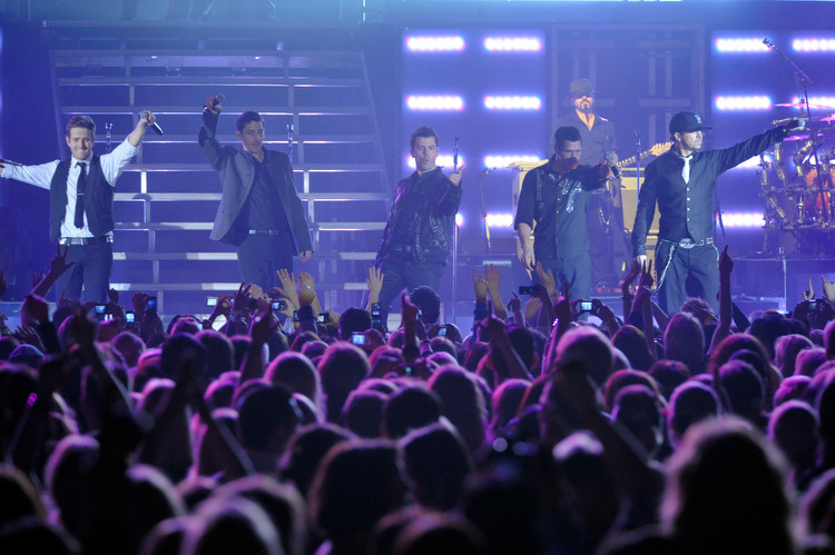 New Kids On The Block – Die New Kids sind zurück und die 4000 in der Philipshalle außer Rand und Band – die 4000 in der Düsseldorfer Philipshalle den ...