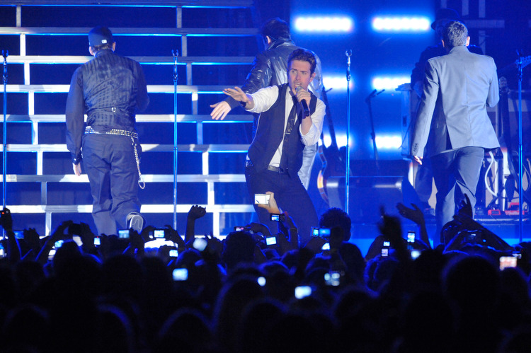 New Kids On The Block – Die New Kids sind zurück und die 4000 in der Philipshalle außer Rand und Band – explosive Mischung. Das Publikum ...