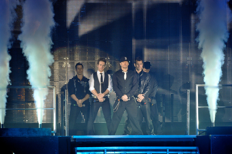 New Kids On The Block – Die New Kids sind zurück und die 4000 in der Philipshalle außer Rand und Band – Fünf Mann und 4000 Frauen ...