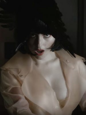 Banks: Grusel-Video zu