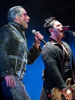 Emigrate: Till Lindemann singt