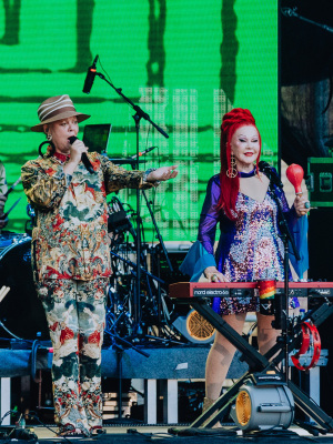 Fotos/Review: The B-52's live in Berlin